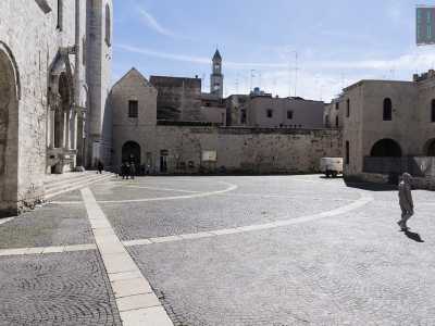 Una breve passeggiata che passa per strada Palazzo di Citt� ci porta ora in piazza San Nicola, in sostanza il grande sagrato dell�omonima Basilica sorta nell�XI secolo per accogliere le reliquie del Santo